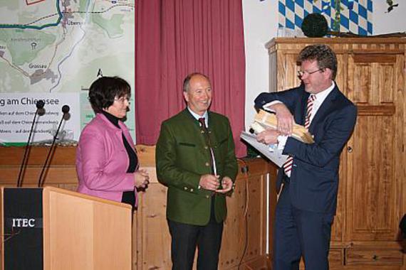 Bürgermeisterin Gudrun Unverdorben/Bad Endorf und Bürgermeister Josef Huber/Rimsting mit Umweltminister Dr.Marcel Huber/AZV