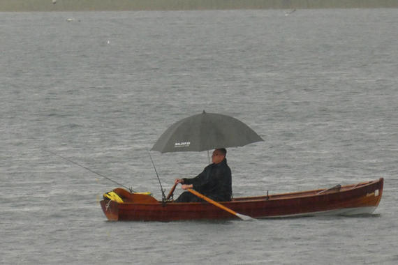Der "Regen-Angler"  Foto: Anton Hötzelsperger