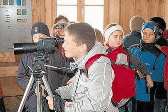 Kundige Naturführer schärfen den Besuchern in der Rimstinger Hütte am See, darunter auch vielen Schulklassen, den Blick für die vielfältige Wasservogelwelt des Chiemsees. foto archiv zimmermann
