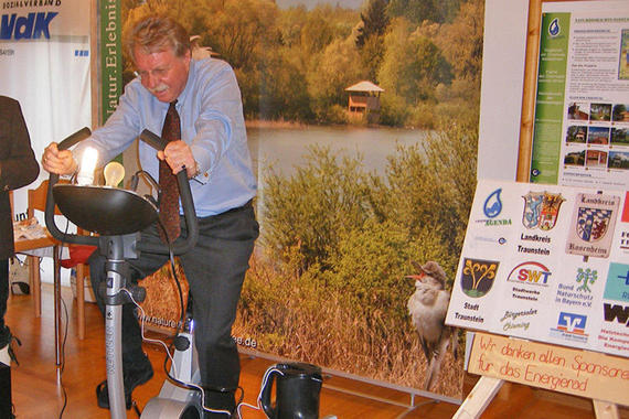 Umweltminister Otmar Bernhard probiert das Energierad aus. Foto humm