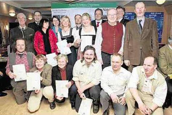 Die Chiemsee-Naturführer präsentieren auf der "MS Irmingard" mit ihren wichtigsten Gratulanten stolz ihre Zertifizierungs-Urkunden. Foto berger