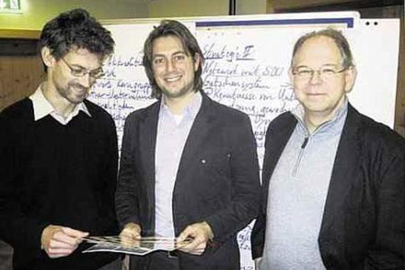 Regios-Geschäftsführer Christian Gelleri (links) sowie Jochen Bloss (Mitte) und Oliver Förster vom Deutschen Mikrofinanz-Institut freuen sich auf die Zusammenarbeit. Foto re