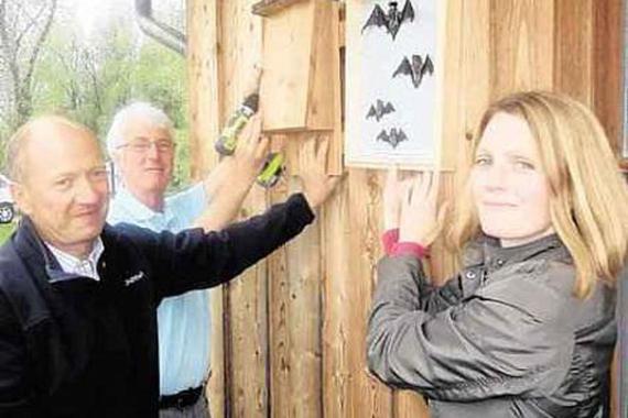 Ein Fledermauskasten wird von AZV-Vorsitzendem Josef Mayer, Naturführer Konrad Hollerieth und Biologin Marion Gelhaus (von links) an der umweltpädagogischen Hütte an der Rimstinger Strandanlage angebracht. Foto thümmler