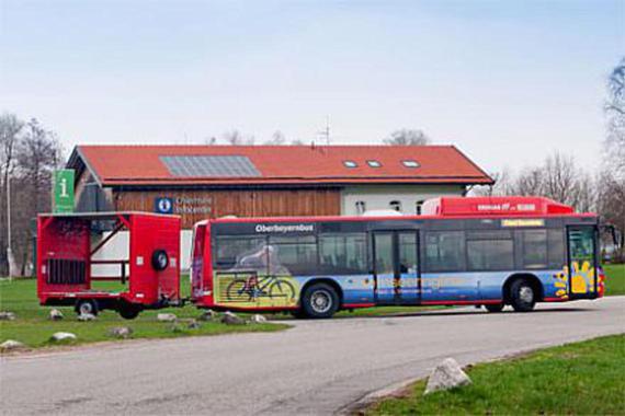 Bus der Chiemseeringlinie vor dem Chiemsee-Alpenland Infocenter