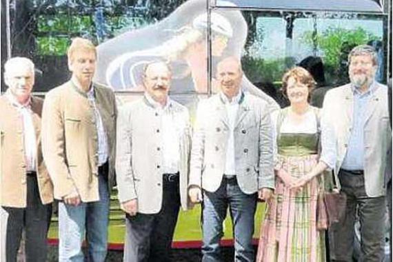 Bürgermeister und Touristiker gaben in Rimsting den Start frei: Der Chiemseeringbus fährt in eine neue Saison.