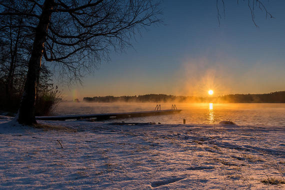 Ein dampfender Pelhamer See bei Sonnenaufgang  Foto: Thomas Alberer