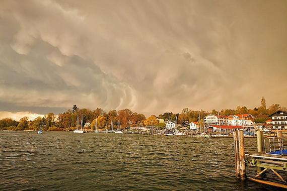 Wetterfront über dem Chiemsee  Foto: Axel Löffler