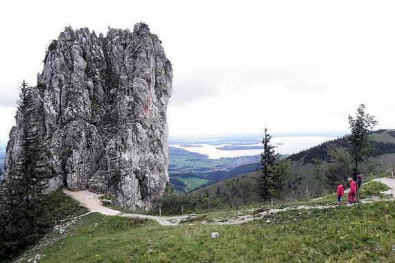 Foto: Anton Hötzelsperger - Blick auf Fels und Chiemsee