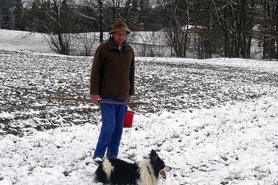 Foto: Anton Hötzelsperger - Chef der Schafe Martin Kollmannsberger mit Hund