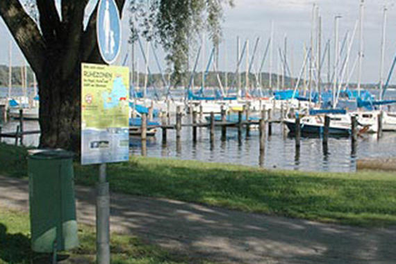 Informationsschild am Hafen in Felden