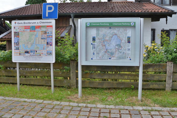Infovitrine am Parkplatz Fliederweg in Breitbrunn   Foto: Claus Linke