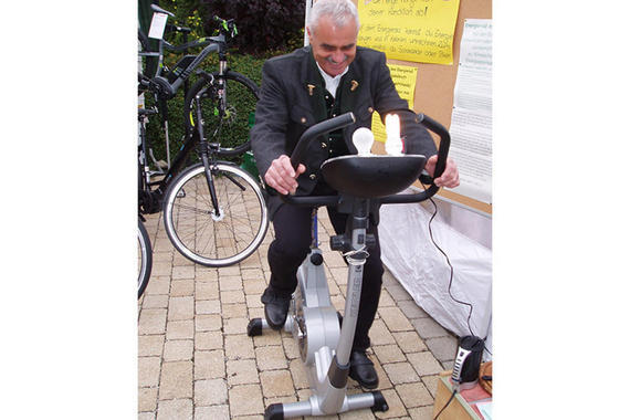   Bürgermeister Benno Graf auf dem Energierad  Foto: Otto Humm