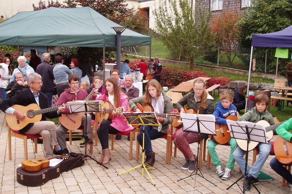 Musikschule begleitet die Eröffnung - Chieminger Regionalmarkt  Foto: Otto Humm