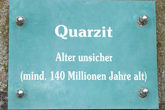 Infoschild zum Quarzit   Foto: Johann Zimmermann
