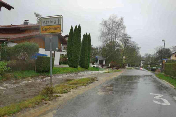 Straßensperrung wegen Hochwasser   Foto: Anton Hötzelsperger