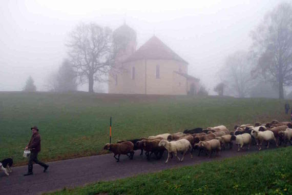 Heimgang mit Kirche  Foto: Anton Hötzelsperger