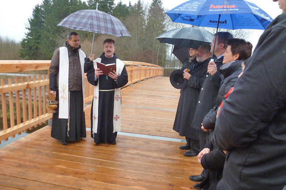 Einweihung der Rothgrabenbrücke - Pater Augustin und Pater Cyprian bei der Segnung  Foto: Thomas Weimann