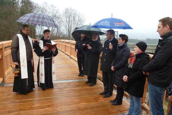 Einweihung der Rothgrabenbrücke - Pater Augustin und Pater Cyprian bei der Segnung  Foto: Thomas Weimann