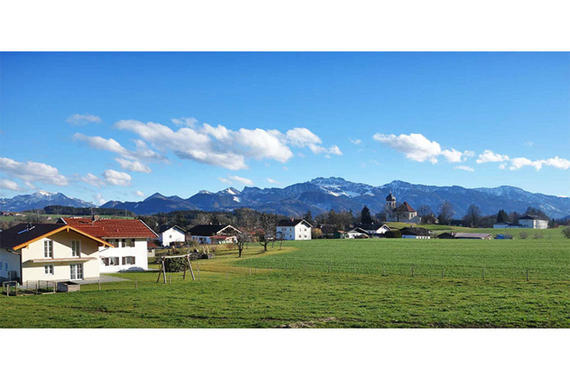 Blick auf die Chiemgauer Bergkette   Foto: Anton Hötzelsperger