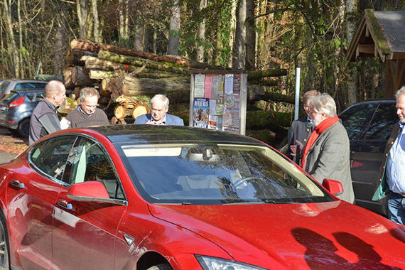 Hans Fritz stellte den Besuchern seinen Tesla Model X für viele Probefahrten zur Verfügung.  Foto: Claus Linke