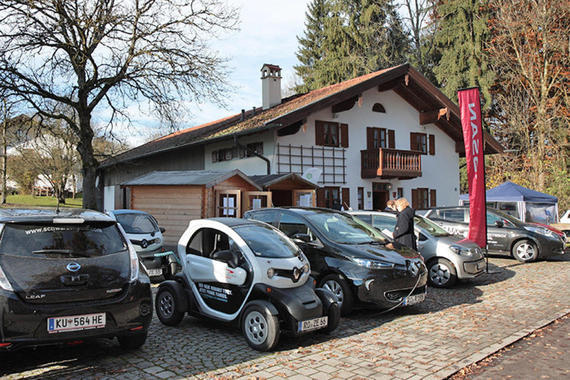 Die E-Auto-Familie (v. l. n. r.): NISSAN Leaf, Renault Twizy, Renault Zoe, VW e-Up!, NISSAN Leaf.  Foto: B. Lichten