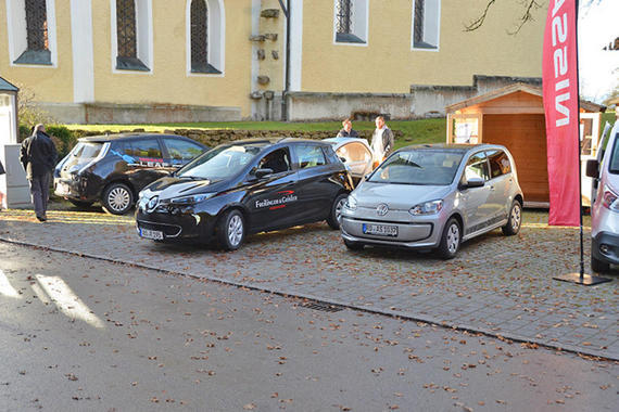 Der Renault Zoe des Autohauses Freilinger & Geisler Rosenheim und der VW e-Up! des Autohauses Saur Bernau.  Foto: Claus Linke