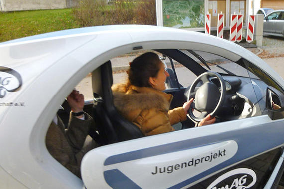Die Umweltbeauftragte des AUVs beim Probefahren des Renault Twizy 45. Foto: Rolf Mitzkeit