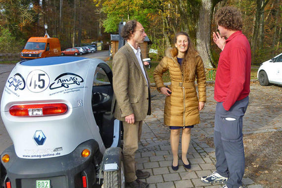 Tilo Teply, Vorsitzender der Ameranger Autogemeimschaft, berichtet, wie begeistert Jugendliche vom Fahren mit dem Renault Twizy 45 sind.  Foto: Rolf Mitzkeit