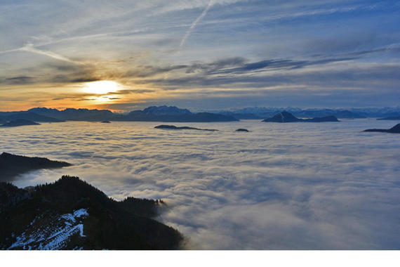 Sonnenaufgang bei Hochnebel auf der Kampenwand   Foto: Johannes Almer