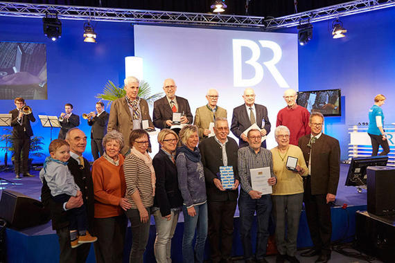 Gruppenfoto der Preisträger - 5 Personen und 1 Gruppe   Foto: Maximilian Fischer