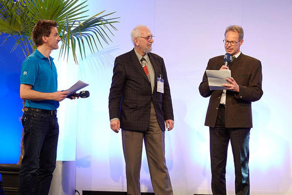 bei der Laudatio - von links: BR-Moderator Florian Schrei / Preisträger Claus Linke / MDirig. Dr. Gert Bruckner   Foto: Maximilian Fischer