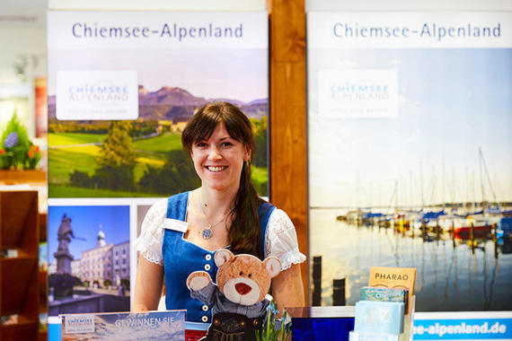 Stephanie Vorleitner am Stand des Chiemsee-Alpenland Tourismus  Foto: Maximilian Fischer