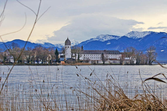 Blick auf Kloster Frauenchiemsee  Foto: Hans Wolf