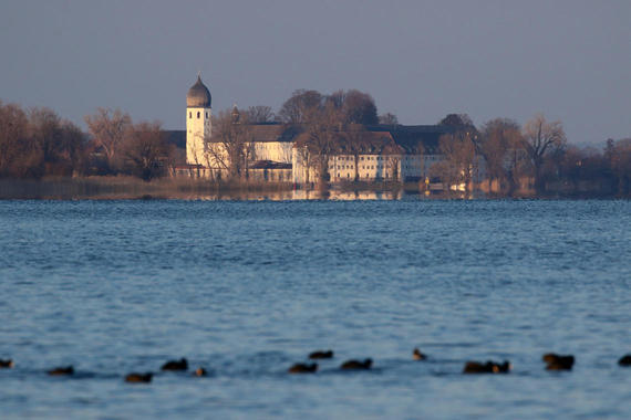 Kloster Frauenwörth auf der Fraueninsel  Foto: Hans Wolf
