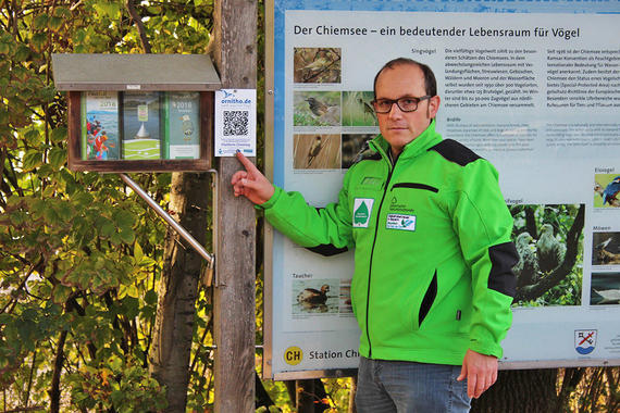 Dirk Alfermann an der Beobachtungsplattform "Chieming" mit montierter QR-Code - Tafel  Foto: Dirk Alfermann